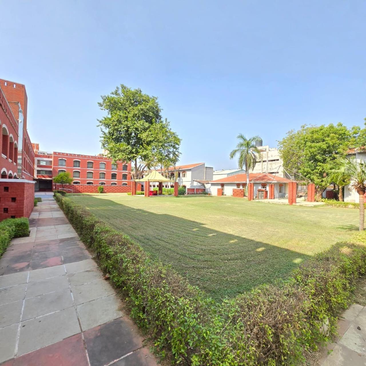 The Sky Imperial, Gandhinagar Hotel Exterior foto